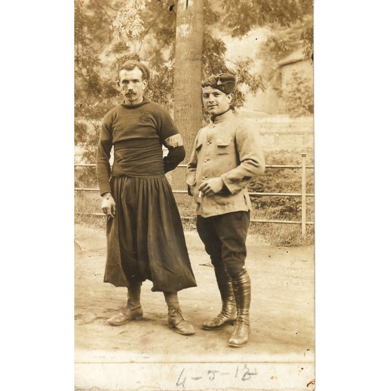PRISONNIERS FRANCAIS AU CAMP DE GIESSEN EN ALLEMAGNE EN 1917.